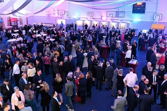 Neujahrsempfang in Mittweida: OB fordert Kurswechsel der Bundespolitik - Sehen und gesehen werden: Rund 600 Gäste waren beim Neujahrsempfang in Mittweida in der Halle am Schwanenteich dabei.