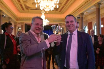 Neujahrsempfang in Stollberg: Schüsse, musikalischer Glanz und kritische Töne - Zum Neujahrsempfang am Samstag in Stollberg stieß Oberbürgermeister Marcel Schmidt (l.) auch mit Landrat Rico Anton an. Am Sonntag wartete auf den OB der nächste Termin: der Neujahrsempfang in der Partnerstadt Nördlingen.