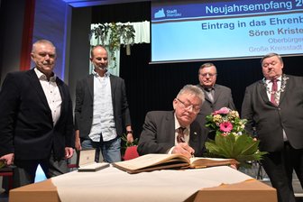 Neujahrsempfang in Werdau: Ein Abend voller Ehrungen und Emotionen - Die ehemaligen Stadträte Michael Jubelt, Andreas Gnaden, Andreas Wimmer und Bernd Dietel (v. l.) trugen sich in das Ehrenbuch der Stadt Werdau ein und wurden von Oberbürgermeister Sören Kristensen (r.) beglückwünscht.