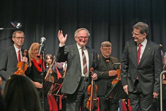 Neujahrsempfang in Werdau: Für wen es stehende Ovationen und tosenden Beifall gab - Der wohl älteste aktive Konzertmeister Deutschlands, der 89-jährige Eberhard Viehweger, wurde von den Gästen des Neujahrsempfangs in Werdau mit stehenden Ovationen gefeiert.