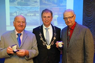 Neujahrsempfang: Oberbürgermeister zeichnet langjährige Ehrenamtler aus - Wolfgang Spiegelberg und Holger Norden sind beim Neujahrsempfang in Crimmitschau mit der David-Friedrich-Oehler-Medaille ausgezeichnet worden.