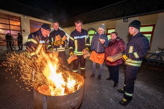 Neujahrsgrillen der Feuerwehr Rochlitz zieht magisch an - 