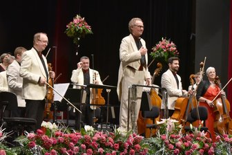 Neujahrskonzert der Vogtland Philharmonie in Reichenbach: Ein Abschied mit Schwung und Eleganz - Stefan Fraas verabschiedete sich mit seinem letzten Neujahrskonzert vom Publikum.