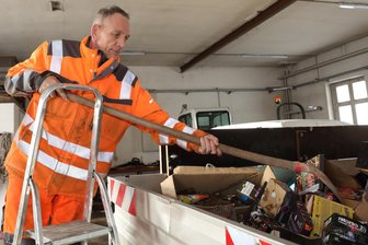 Neujahrsputz im Erzgebirge: Preisschild lässt Helfer aufhorchen - Uwe Miller musste nicht nur den Neujahrsputz übernehmen, sondern fuhr in der Nacht auch Winterdienst.