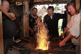 Neujahrsschmieden auf dem Bleiberg in Sachsenburg: Mittelalterlich ins neue Jahr - Vier Schmiede sind beim Neujahrsschmieden dabei, auch der Vereinsvorsitzende André Scheer (2. v. l.).