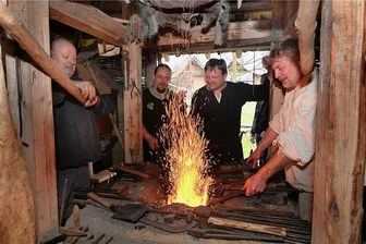 Neujahrsschmieden: Auf dem Bleiberg wird das Feuer entfacht - Gleich vier Schmiede waren 2018 beim Neujahrsschmieden in der mittelalterlichen Bergstadt Bleiberg dabei, darunter der Vereinsvorsitzende André Scheer (2. v. l.). 