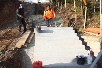 Neukirchen: Bauarbeiten an Richters Treppen kommen gut voran - Heiko Hölzel (l.) und Nico Matthes von der Baufirma wollen im Frühjahr fertig sein.
