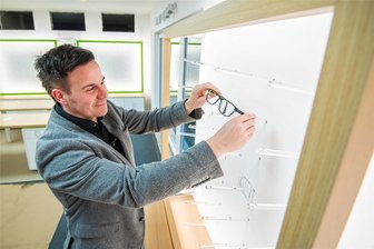 Neukirchen bekommt wieder einen Optiker - Tino Bauer ist Meister seines Handwerks. In Neukirchen eröffnet er bald seine vierte Filiale.