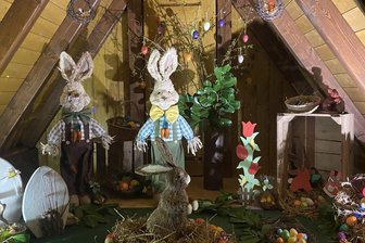 Neukirchen bereitet Oster-Premiere vor - Die Hütte der vier Jahreszeiten im Reinsberger Ortsteil Neukirchen ist für Ostern dekoriert.