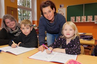 Neukirchen bietet nur noch drei Hort-Betreuungszeiten an - Hortleiterin Susann Bretschneider (links) und Erzieherin Dunja Neukirchner (Mitte) helfen Emil Wagner und Maxi Völker aus der 1. Klasse bei den Hausaufgaben. 