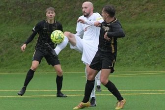 Neukirchen bricht nach der Pause ein - Maurice Mendrala (weißes Trikot) und die SG Neukirchen mussten sich dem SV Auerhammer mit 1:3 geschlagen geben.