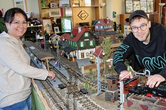 Neukirchen: Ein Team im Bann der Modellbahn - Claudia Schulze überlässt die Garteneisenbahnanlage von ihrem Cousin den Neukirchnern als dreijährige Leihgabe, rechts ihr Sohn Jan Schulze beim einsetzen einer Modellbahnlok. 