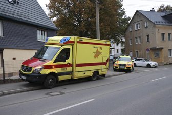 Neukirchen: Einsatzkräfte finden zwei leblose Personen in Einfamilienhaus - Rettungskräfte sind am Donnerstagnachmittag in Neukirchen im Einsatz gewesen. Der Grund war ein tragischer.