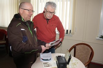 Neukirchen entdeckt seine Wurzeln: Erfolgreiche Schau zu Mehlhorn und Mauersberger - Der Lauterbacher Karsten Ebert (l.) mit Lutz Trommer, Chef des Heimatvereins Neukirchen.