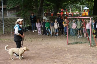 Neukirchen: Ferienprogramm mit Hundeschule und mehr - Bärbel Schwab führt ihren Mischlingshund Franzl vor.
