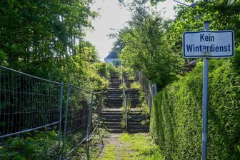 Neukirchen: Fußgänger und Schulkinder müssen Umwege laufen - Die marode Treppenanlage am Grenzweg Neukirchen wird gesperrt.