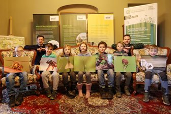 Neukirchen: Junge Naturwächter lernen im Schloss Schweinsburg, wie man Insekten besser schützt - Hardy, Arik, Luna, Nelly, Oskar, Charles und Mate (v. l.) haben im Schloss Schweinsburg viel über Insekten erfahren.
