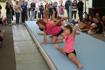 Neukirchen: Junge Turner brillieren beim traditionellen Teichfest - Die jungen Turnerinnen und Turner gaben den Zuschauern Proben ihres Könnens.