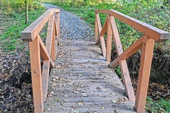 Neukirchen legt neue Pläne für einen Bestattungswald vor - Die jüngst sanierte Brücke befindet sich direkt am geplanten Bestattungswald in Neukirchen. 