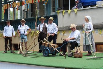 Neukirchen/Pleiße: 550-Jahr-Feier: Richtig was los in Lauterbach - Eine Bauernfamilie, wie sie früher typisch im Ort war, wurde von Familie Schumann dargestellt.