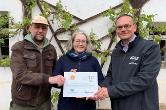 Neukirchen/Pleiße: Auftakt für Schülerprojekt „Natur zum Anfassen“ - Tobias Rietzsch (li.) und Peggy Stöckigt vom Landschaftspflegeverband Westsachsen mit Reginald Fuchs von Envia-M.
