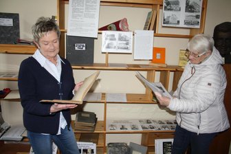Neukirchen/Pleiße: Ausstellung ermöglicht Blick in alte Klassenbücher - Sabine Kossack (links) und Sabine Neumerkel sortieren alte Schulunterlagen. Auch alte Klassenbücher sollen gezeigt werden.