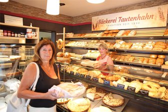 Neukirchen/Pleiße: Bäckerei Tautenhahn öffnet nur noch fünf Tage die Woche - Was ist der Grund? - Seit 1890 ist die Bäckerei Tautenhahn für die Kunden da, von denen viele von weiter her kommen. Marion Schwirtz aus Dänkritz kauft regelmäßig bei Ina Steinbach ein. Renner sind die Doppelbrötchen und die bis zu 50 Kuchensorten. Montags bleiben das Geschäft und die Filiale am Neukirchener Anger ab sofort zu.