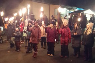 Neukirchen/Pleiße: Das Winterfeuer des Lauterbacher Landlustvereins kommt bei Besuchern gut an - Der Landlustverein hat das Veranstaltungsjahr mit einem Winterfeuer gestartet.