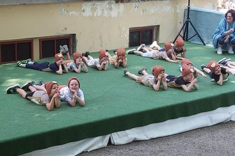 Neukirchen/Pleiße: Die Lauterbacher feiern ausgelassen ihr Dorffest - Die Gruppe „Stachelschweine“ des Kindergartens „Bosenhof“ auf der Programmbühne.