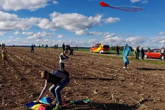 Neukirchen/Pleiße: Drachenfest lockt aufs Maisstoppelfeld - Das Drachenfest im Neukirchener Ortsteil Lauterbach war gut besucht. Die Veranstalter sind zufrieden.