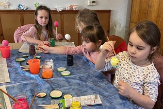 Neukirchen/Pleiße: Für Osterbrunnen werden Eier bemalt - Kinder vom Mini-Maxi-Kreis der Kirchgemeinde Dänkritz/Lauterbach beim Bemalen von Ostereiern.