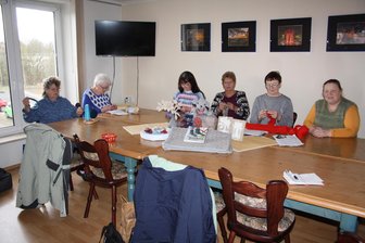 Neukirchen/Pleiße: Hier werden noch wie früher Socken gestrickt - Herta Barth, Anita Engelmann, Sieglinde Ehrler, Christine Löffler (Leiterin des Handarbeitszirkels), Christine Meier und Anja Riller (von links).