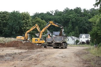 Neukirchen/Pleiße: Im Ortsteil Lauterbach kommt der „Lauterberg“ wieder weg - Die bei Bauarbeiten angehäuften Erdmassen kommen jetzt weg.