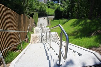 Neukirchen/Pleiße: „Richters Treppen“ sind nach Sanierung wieder freigegeben - Auch mit dem Kinderwagen oder dem Rad zu bewältigen: Die neuen „Richters Treppen“.