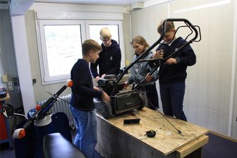 Neukirchen/Pleiße: Schrauberwerkstatt ist Adresse für kleine Reparaturen - Wenn mal kein Fahrrad oder Moped repariert werden muss, kümmern sich die GTA-Mitglieder auch mal um einen Rasenmäher.