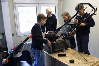 Neukirchen/Pleiße: Schrauberwerkstatt überprüft Zweiräder auf Herz und Nieren - In der Schrauberwerkstatt werden auch Rasenmüher wieder in Schuss gebracht.
