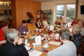 Neukirchen/Pleiße: Spielenachmittage und Literaturclub sorgen für Abwechslung vom Alltag - Teilnehmer des Literaturclubs beim gemeinsamen Singen. An der Gitarre: Gerd Kolitsch.