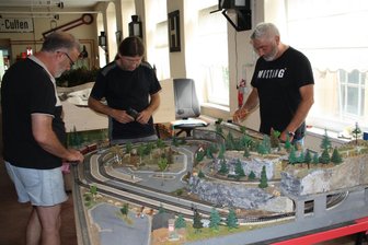 Neukirchen/Pleiße: Verein zeigt seine kleinen Modelleisenbahnen - Vereinsvorsitzender Reiner Nobst, Detlef Röder und Till Weigel (von links) bei Arbeiten an einer kleinen Clubanlage.