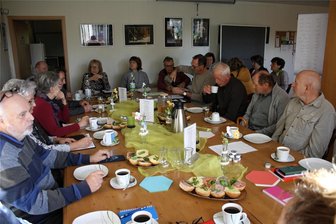 Neukirchen/Pleiße: „Vielfalt für Bürger“ hat 22 Kurse im Angebot - Die Mitglieder des Vereins „Vielfalt für Bürger“ in lockerer Runde während der Ehrenamtsbörse.