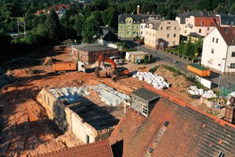Neukirchen poliert seine Ortsmitte auf: mit Mini-Amphitheater, Parkplatz, Sportanlage und Naturgarten - Der Abriss der maroden Textilfabrik auf dem mehr als 5000 Quadratmeter großen Gelände geht dem Ende entgegen. Inzwischen gibt es neue Ideen für die Nachnutzung des Areals. Dazu hatten der Gemeinderäte erst im Vormonat einen Grundsatzbeschluss gefasst, wonach dort im nächsten Jahr ein Multifunktionsplatz entstehen soll.