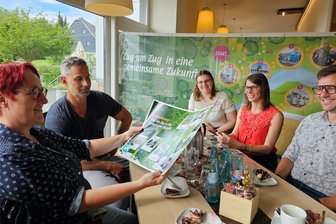 Neukirchen und Jahnsdorf holen mit dem „Würschnitz.tal“ Silber beim Europäischen Dorferneuerungspreis - Albrecht Spindler (zweiter von links), die Projektkoordinatorinnen Carolina Bernstein und Jana Gratias und Sascha Thamm (rechts) beim Kaffee mit der Jury.