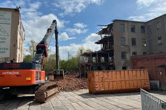 Neukirchen: Wegen Fabrikabrisses zwei Tage kein Bahnverkehr - In der kommenden Wochen beginnt der Abriss der letzte großen Industriebrache in der Gemeinde Neukirchen.