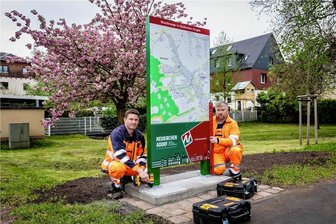 Neukirchen weiht neues Wanderwegenetz ein - Die Bauhofmitarbeiter Robert Beyer und Tom Schönherr (von links) stellen eine sogenannte Wandertafel entlang des neu gestalteten Neukirchener Wanderwegnetzes auf. 