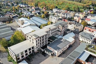 Neukirchen: Wieso ein Fabrikbesitzer jetzt zum Museumschef wird - Die frühere Spinnerei Gebrüder Fürst ist heute ein Gewerbecenter. Im ehemaligen einzelstehenden Bürogebäude (rechts) ist das "Haus der Eindrücke".