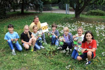 Neukirchener Grundschüler sind gute Kleingärtner - Die kleinen Gärtner Timo, Emilia, Emma, Bruno, Emma, Tessa, Fritz (v. l.) mit Schulgartenlehrerin Nicole Zorn.