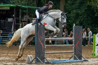 Neukirchener Springturnier: Vereinschefin triumphiert vor heimischem Publikum - Siegte bei der Springprüfung der Klasse L: Catherine Flemming vom RFV Neukirchen.