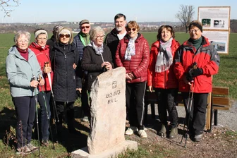 Neukirchener Verein lädt zu kostenlosen Nordic-Walking-Touren für jedermann - Am Dienstag legte die Gruppe einen Stopp am Gedenkstein an den „3 Pappeln“ bei Lauterbach ein.