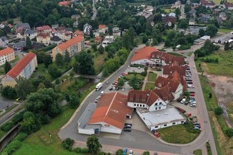 Neukirchens Bürgermeisterin: "Leere Geschäfte beunruhigen mich" - Blick auf das Einkaufszentrum Anger in Neukirchen aus der Vogelperspektive. Dort gibt es einige leerstehendeLaden- und Gewerbeflächen. Die Rathauschefin möchte, dass sich das ändert.