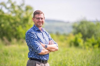 Neukirchens Bürgermeister Sascha Thamm zu Windkraftanlagen: „Ich würde mir mehr Mitspracherecht wünschen“ - Neukirchens Bürgermeister Sascha Thamm möchte die Energiewende in der Gemeinde voranbringen, macht dabei aber klare Unterschiede zwischen Solar- und Windenergie. Letztere beschäftigt den Ort, seit bekannt wurde, dass im Neukirchener Wald Laubbäume für eine Zuwegung zu Windrädern gefällt werden sollen.