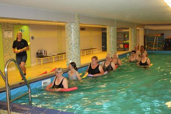 Neukirchens Lehrschwimmbecken wird 70: Warum das kleine Bad bis heute unverzichtbar ist - Kursleiterin Josephine Thum leitet eine Einheit Reha-Wassergymnastik im Lehrschwimmbecken.